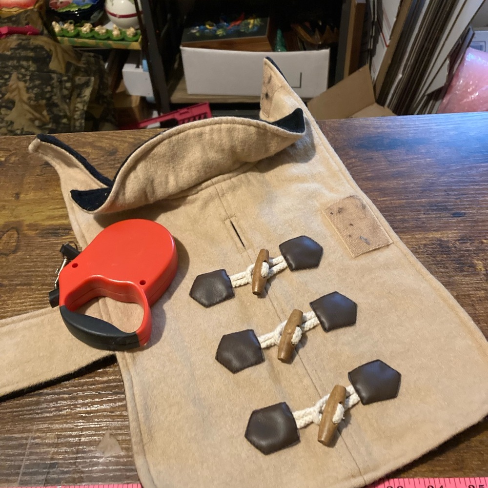 New York Dog camel coat and a retractable leash